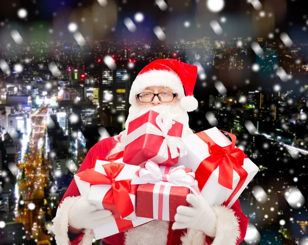 Hombre disfrazado de santa claus con cajas de regalo —  Fotos de Stock