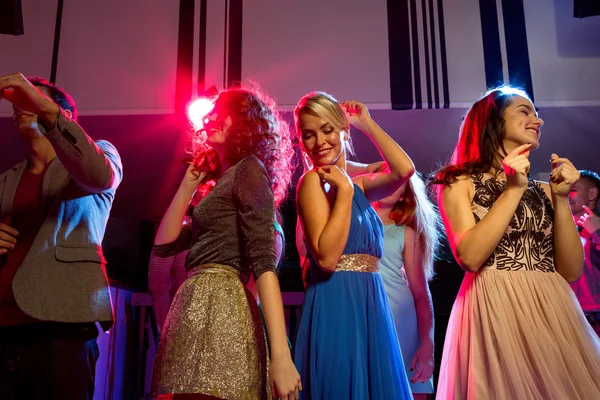 Lachende vrienden dansen in de club — Stockfoto