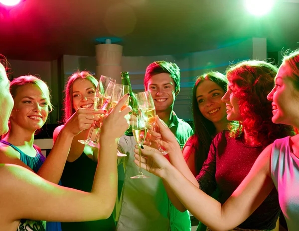 Smiling friends with wine glasses and beer in club — Stock Photo, Image