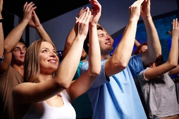 Smiling friends at concert in club — Stock Photo, Image