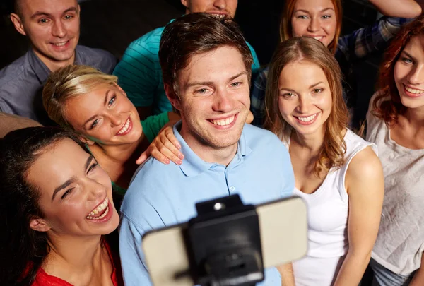 Friends with smartphone taking selfie in club — Stock Photo, Image