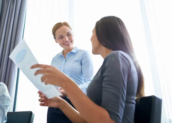 Sonrientes empresarias reunidas en la oficina — Foto de Stock