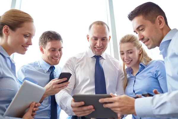 Business people with tablet pc and smartphones — Stock Photo, Image