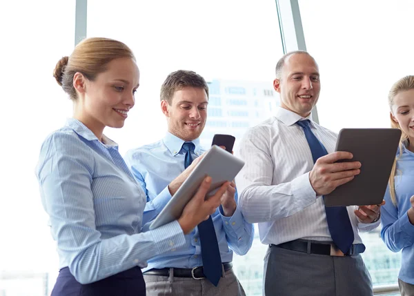 Gente de negocios con tableta PC y teléfonos inteligentes — Foto de Stock