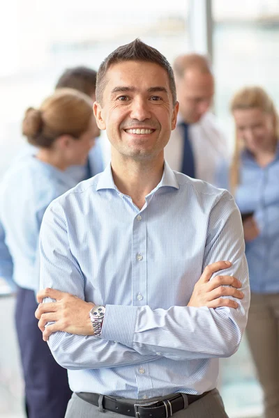 Groep van Glimlachende zakenmensen bijeenkomst in office — Stockfoto