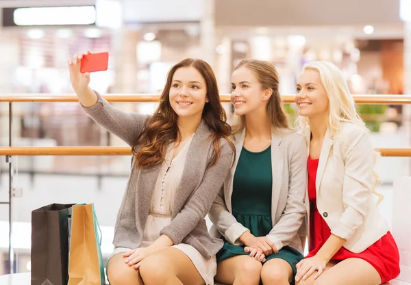 Mulheres com smartphones compras e tirar selfie — Fotografia de Stock