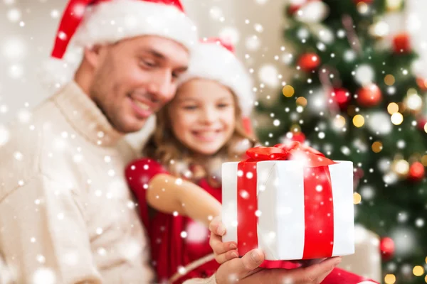 Glimlachend vader en dochter houden doos van de gift Stockfoto