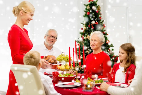 Sorrindo família tendo jantar de férias em casa — Fotografia de Stock