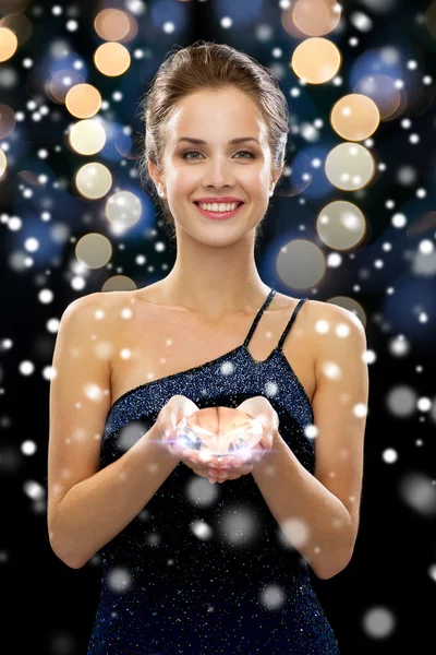 Donna sorridente con diamante — Foto Stock