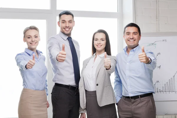 Equipo de negocios mostrando pulgares hacia arriba en la oficina —  Fotos de Stock