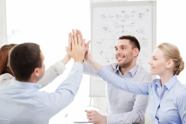 Equipe de negócios feliz dando alta cinco no escritório — Fotografia de Stock