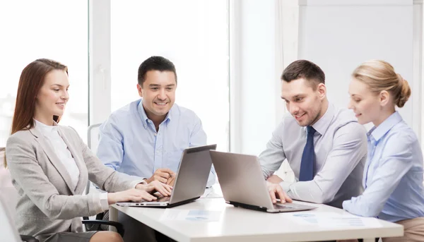 Equipe de negócios trabalhando com laptop no escritório — Fotografia de Stock