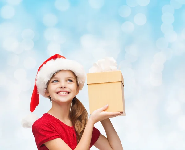 Lachende meisje in helper kerstmuts met een doos van de gift — Stockfoto