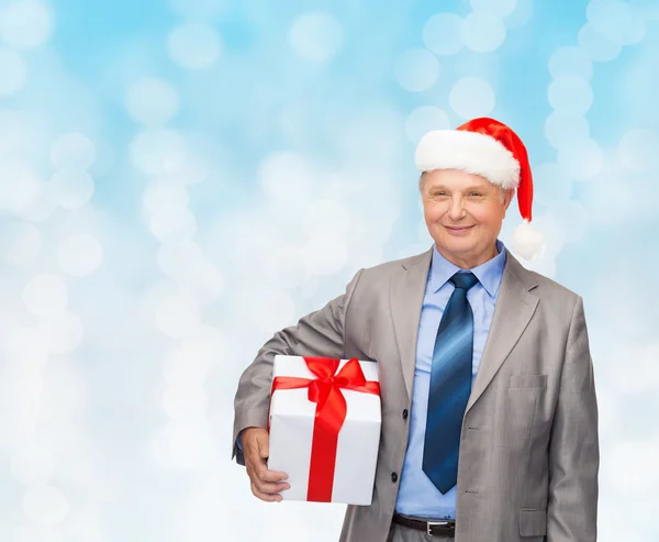 Smiling man in suit and santa helper hat with gift — Stock Photo, Image