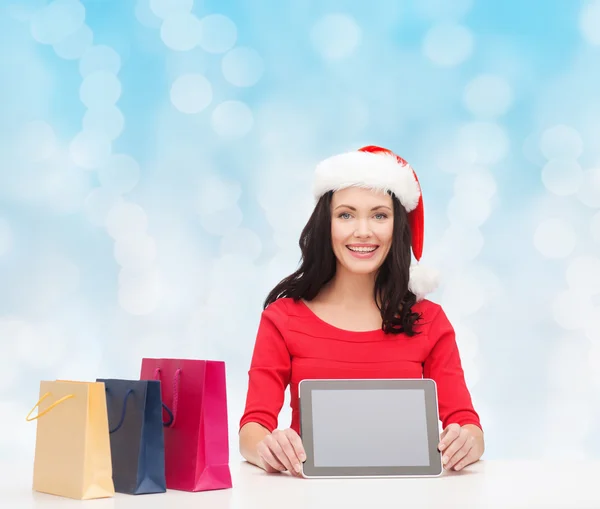 Mujer sonriente con bolsas de compras y tableta pc — Foto de Stock