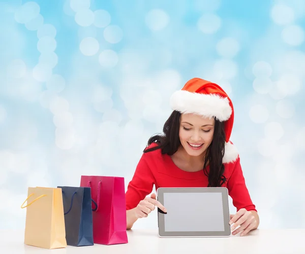 Smiling woman with shopping bags and tablet pc — Stock Photo, Image