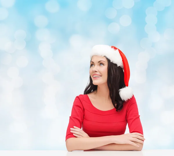 Usmívající se žena v santa hat pomocníka — Stock fotografie