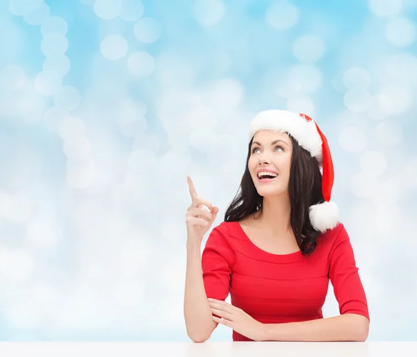 Femme souriante dans le chapeau d'aide du Père Noël — Photo