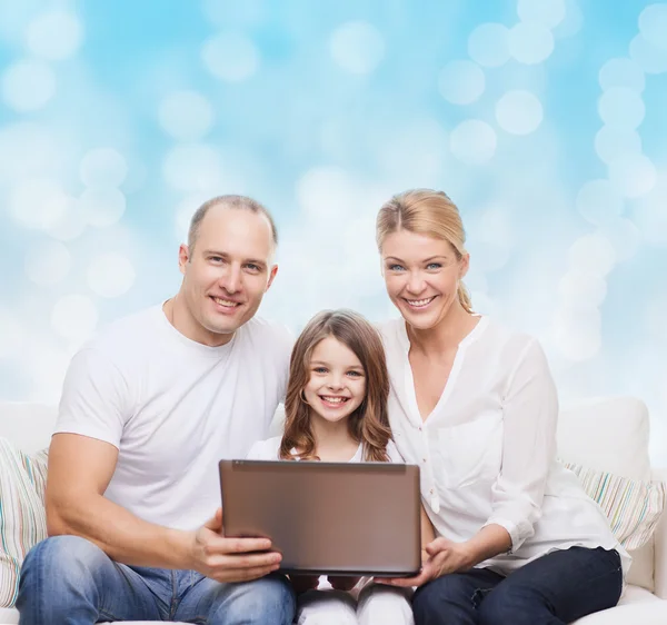 Ler familj med laptop — Stockfoto