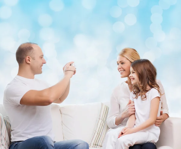 Famiglia felice con macchina fotografica a casa — Foto Stock