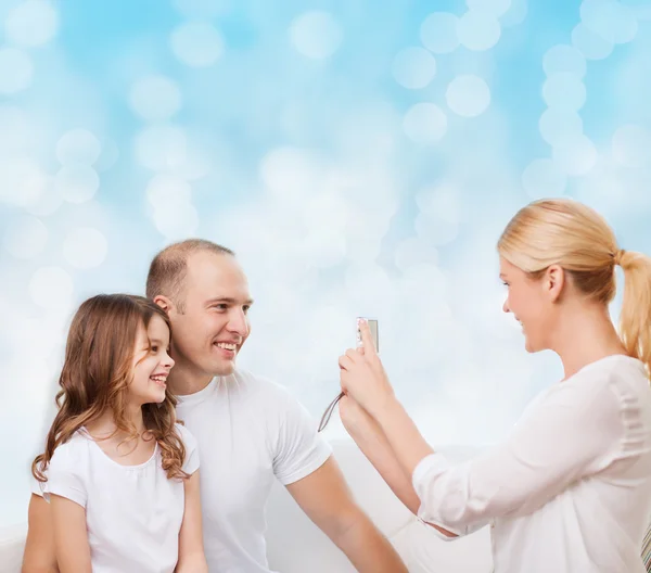 Familia feliz con la cámara en casa —  Fotos de Stock