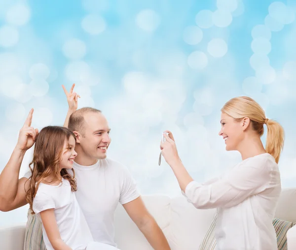 Familia feliz con la cámara en casa —  Fotos de Stock