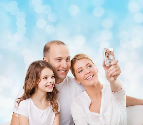 Familia feliz con la cámara en casa — Foto de Stock