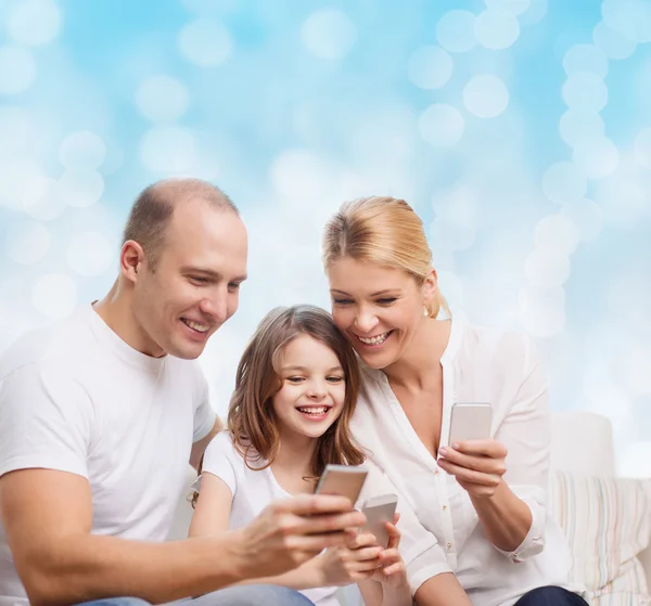 Família feliz com smartphones — Fotografia de Stock