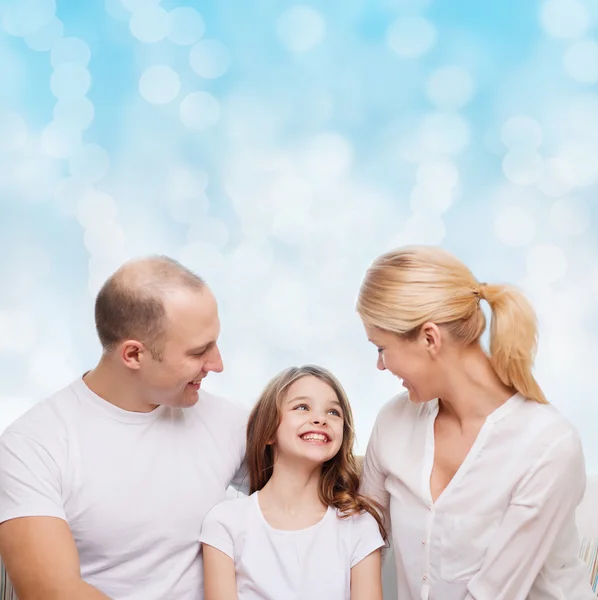 Família feliz em casa — Fotografia de Stock