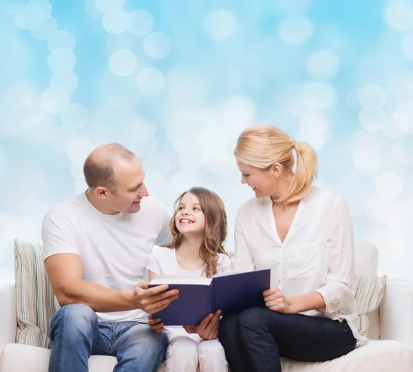 Familia feliz con libro en casa — Foto de Stock