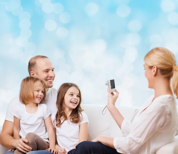 Família feliz com câmera em casa — Fotografia de Stock