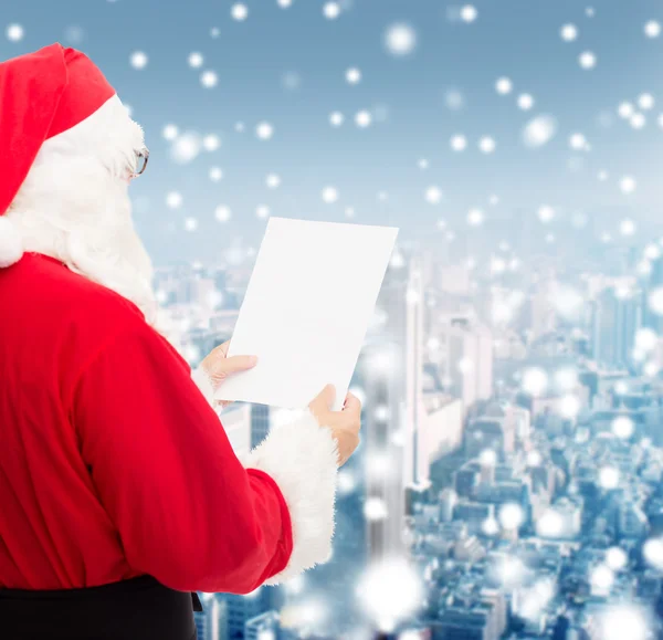 Mannen i kostym jultomten med brev — Stockfoto