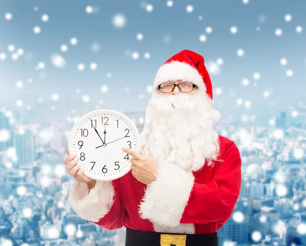 Homme en costume de Père Noël claus avec horloge — Photo