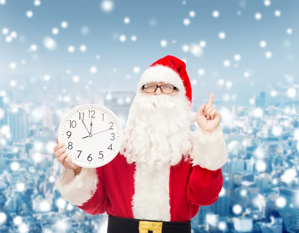 Uomo in costume di Babbo Natale con orologio — Foto Stock