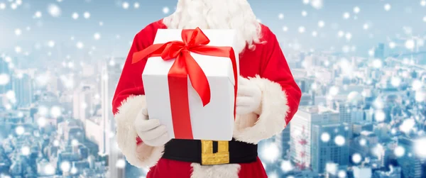 Man in costume of santa claus with gift box — Stock Photo, Image