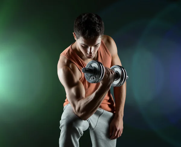 Jeune homme avec haltère flexion biceps — Photo