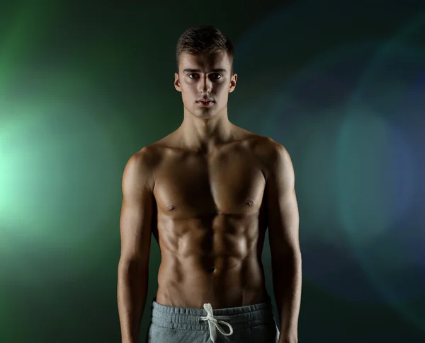 Νεαρό αρσενικό bodybuilder με γυμνό τον κορμό της μυϊκής — Φωτογραφία Αρχείου