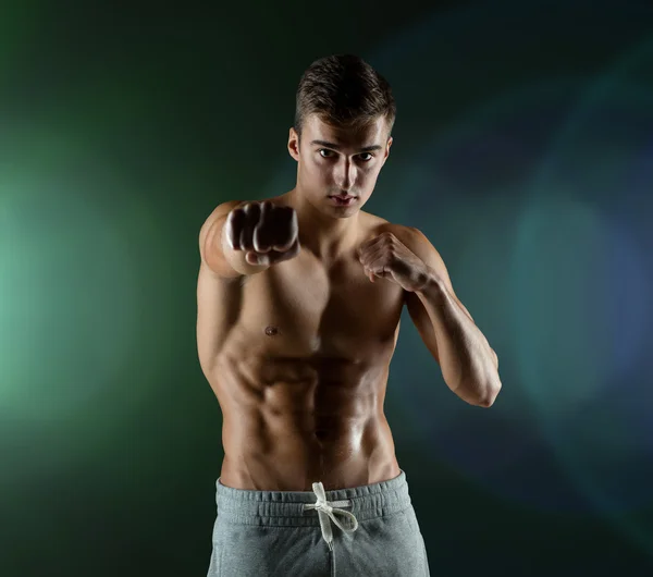 Junger Mann in Kampf- oder Boxposition — Stockfoto