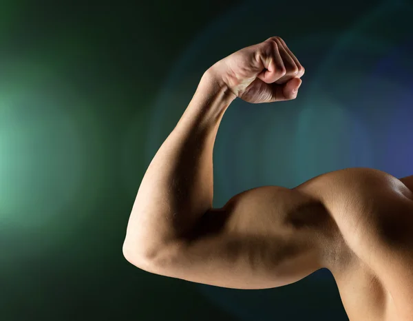 Close up van jonge man buigen en tonen biceps — Stockfoto