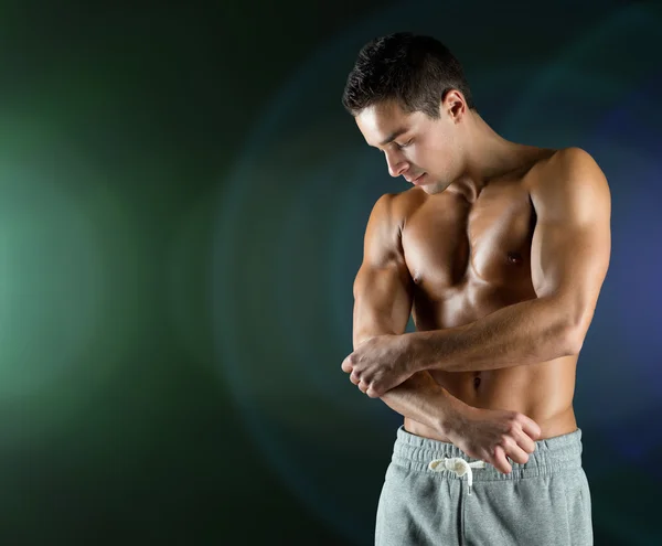 Dirsek yaralı genç erkek vücut geliştirmeci — Stok fotoğraf
