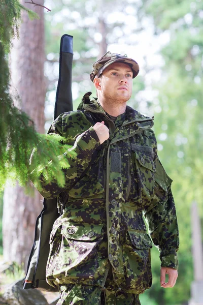 Jeune soldat ou chasseur armé en forêt — Photo