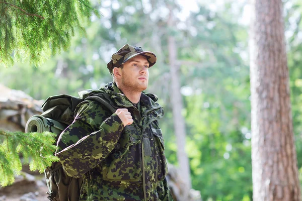Młody żołnierz z plecaka w lesie — Zdjęcie stockowe