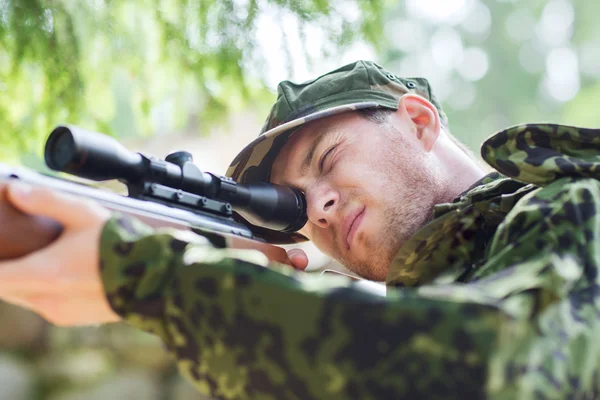 Jeune soldat ou chasseur armé en forêt — Photo