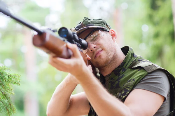 年轻的士兵或猎人在森林里的枪 — 图库照片