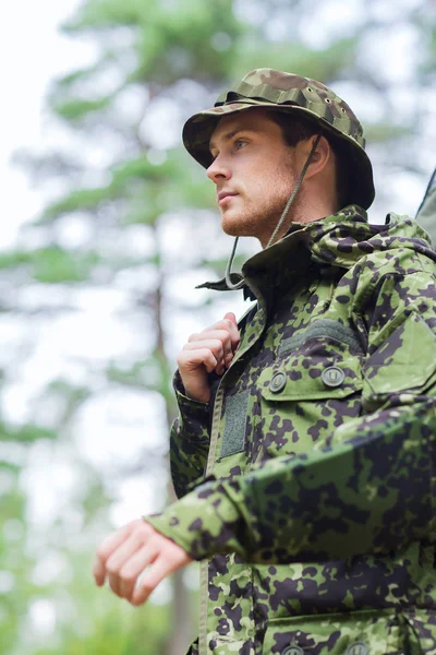 Jonge soldaat of jager met pistool in bos — Stockfoto