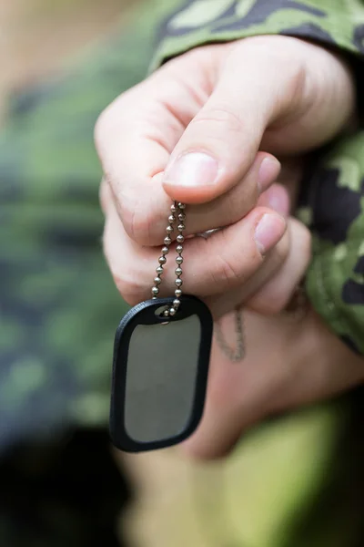 Close up van jonge soldaat in militair uniform — Stockfoto