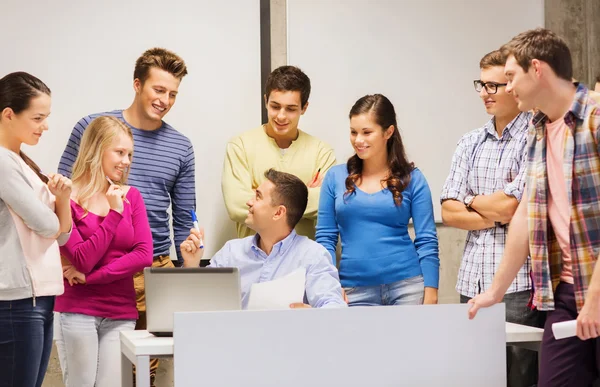 Grupo de alunos e professor com laptop — Fotografia de Stock