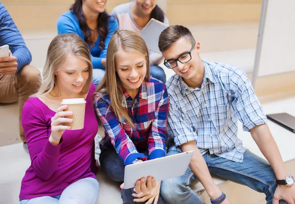 Grupo de estudiantes con tableta PC y taza de café — Foto de Stock