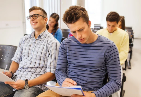 Grupo de estudiantes sonrientes en la sala de conferencias — Foto de Stock