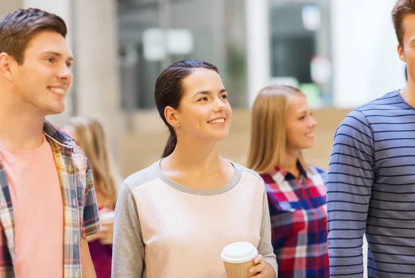 Skupina studentů usmívající se papírové kávové šálky — Stock fotografie